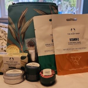 The Body Shop Gift Set - With Bag 8 Items